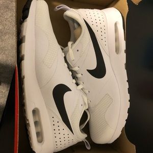 Nike Shoes - Women’s Nike tava size 9.5 Nike Shoes - Women’s Nike tava size 9.5